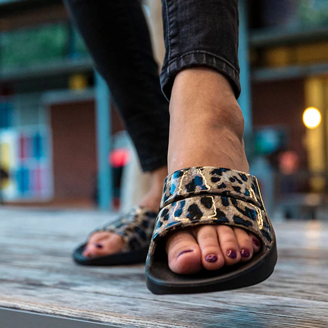 OOFOS Women's OOlala Luxe Limited - Cheetah 9 OOFOS Women's OOlala Luxe Limited - Cheetah - Image 9