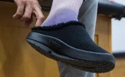 OOfos Men's OOcoozie Mule - Black -OOfos Store Men sOOcoozieMule Black 2