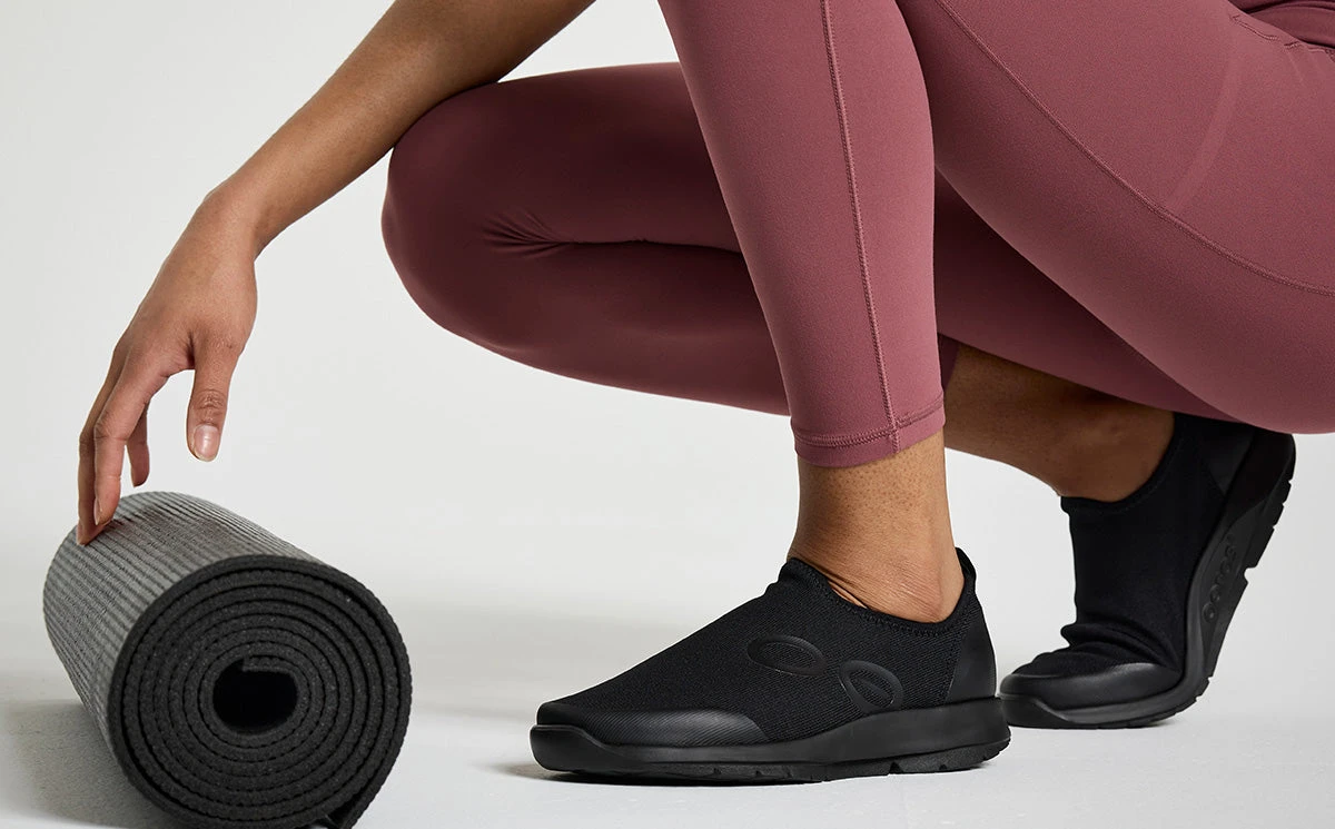 OOfos Women's OOmg Sport Low Shoe - Black 4 OOfos Women's OOmg Sport Low Shoe - Black - Image 4