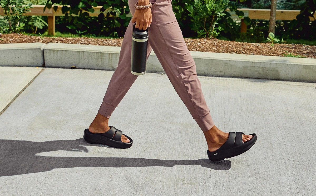 OOfos Women's OOmega OOahh Sandal - Black 4 OOfos Women's OOmega OOahh Sandal - Black - Image 4