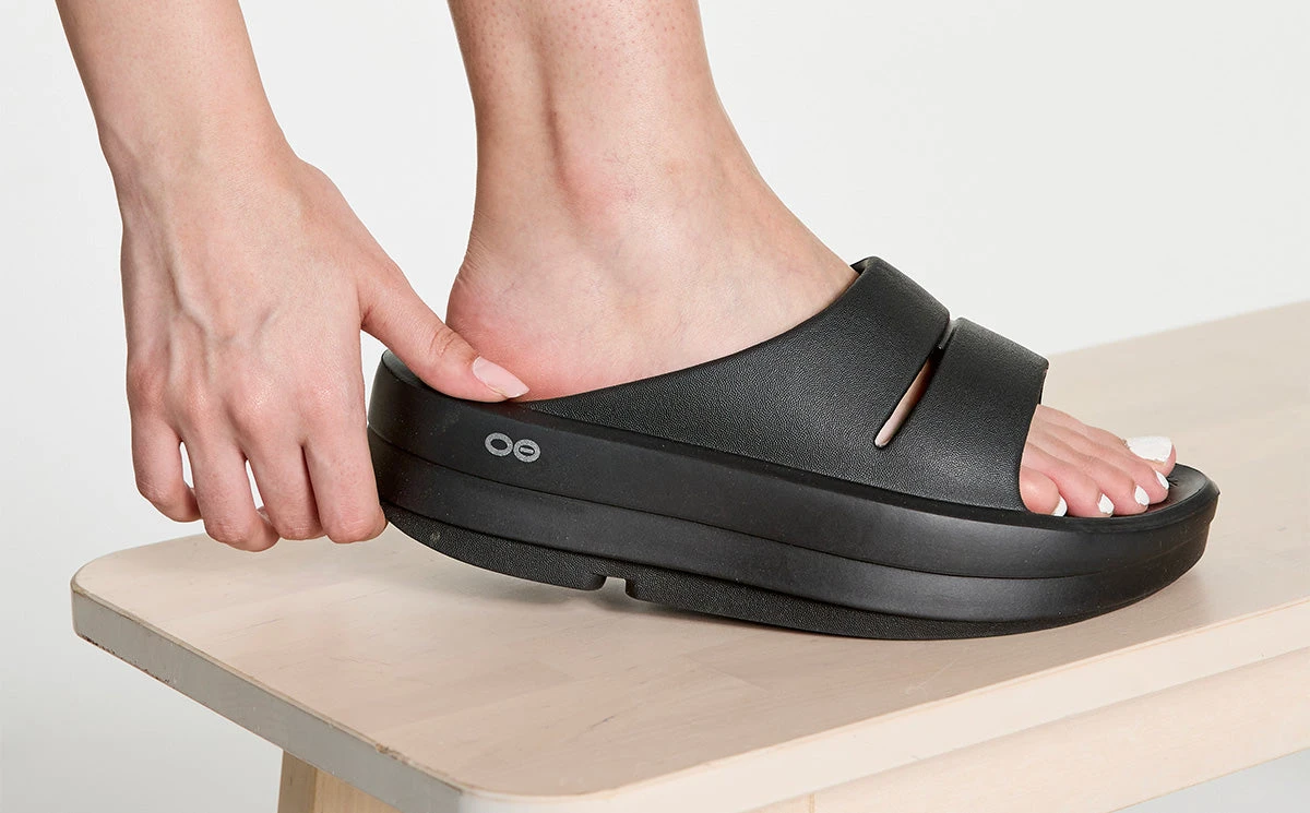 OOfos Women's OOmega OOahh Sandal - Black 5 OOfos Women's OOmega OOahh Sandal - Black - Image 5