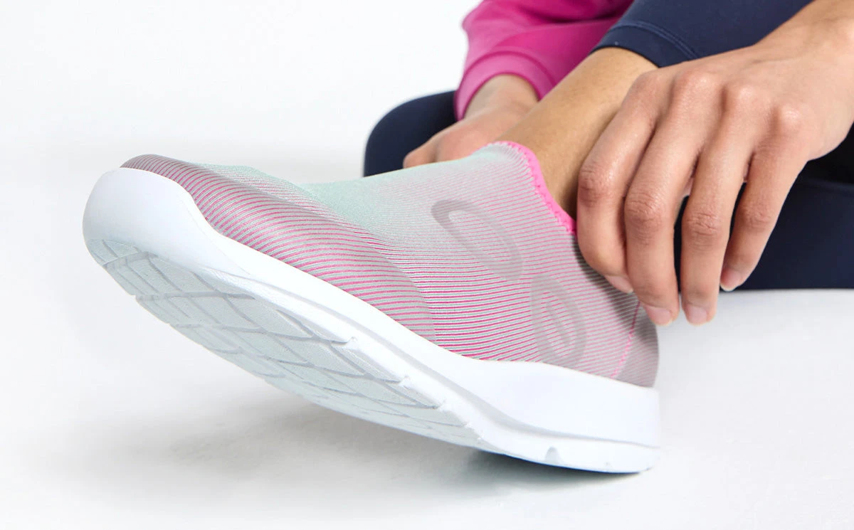 OOfos Women's OOmg Sport Low Shoe - Fuchsia 5 OOfos Women's OOmg Sport Low Shoe - Fuchsia - Image 5