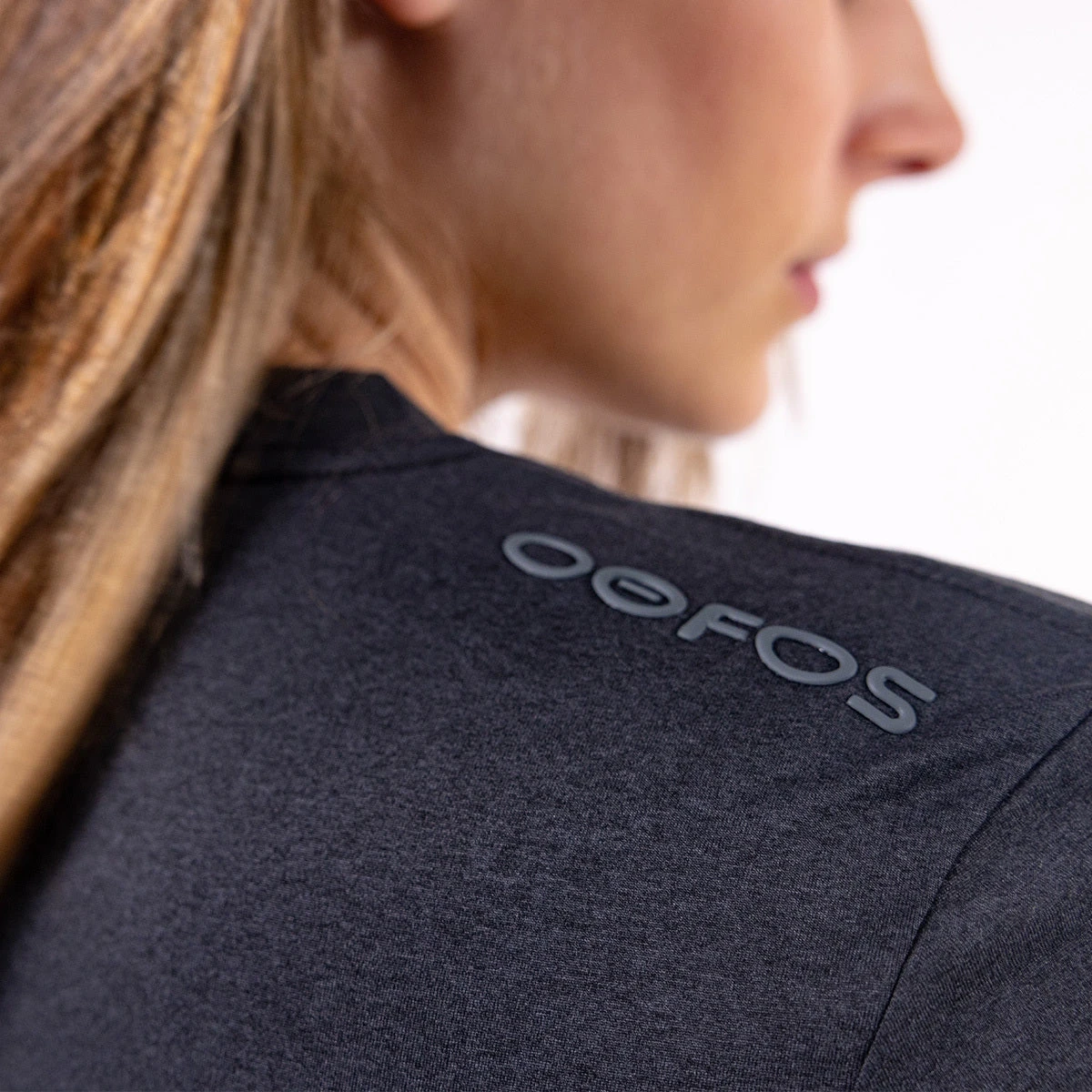 OOfos Women's COOl Down T Shirt - Dark Gray Heather 4 OOfos Women's COOl Down T Shirt - Dark Gray Heather - Image 4